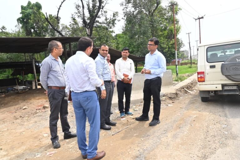 जनपद की सभी सड़कों को 15 अक्टूबर तक गड्ढा मुक्त करने के लिए धरातल पर उतरे जिलाधिकारी मयूर दीक्षित