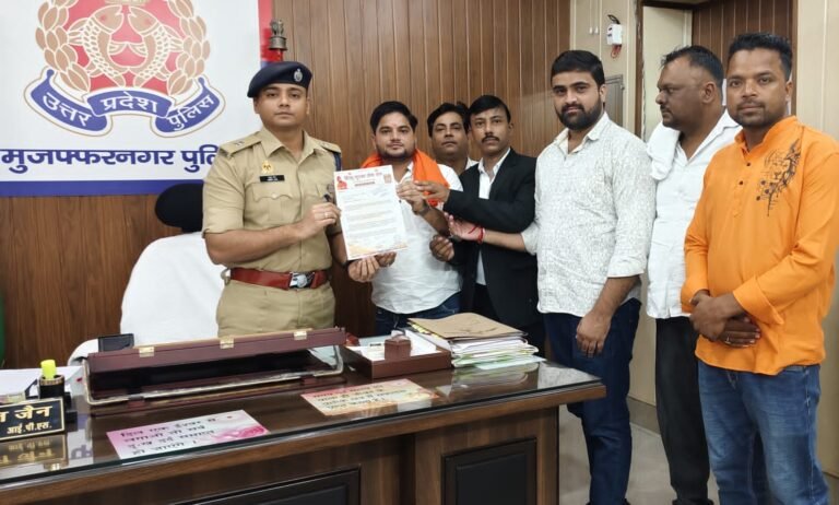 सोशल मीडिया पर महंत राजू दास पर टिप्पणी पर नाराजगी, सौंपा ज्ञापन