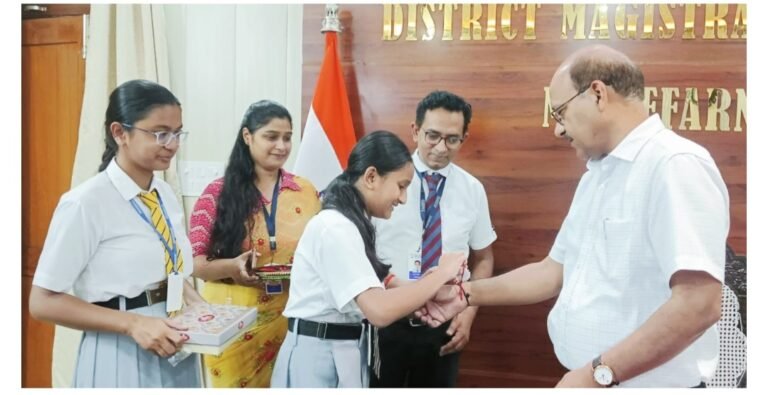 स्कूल की छात्राओं ने डीएम एवं एसएसपी को  बांधी राखी