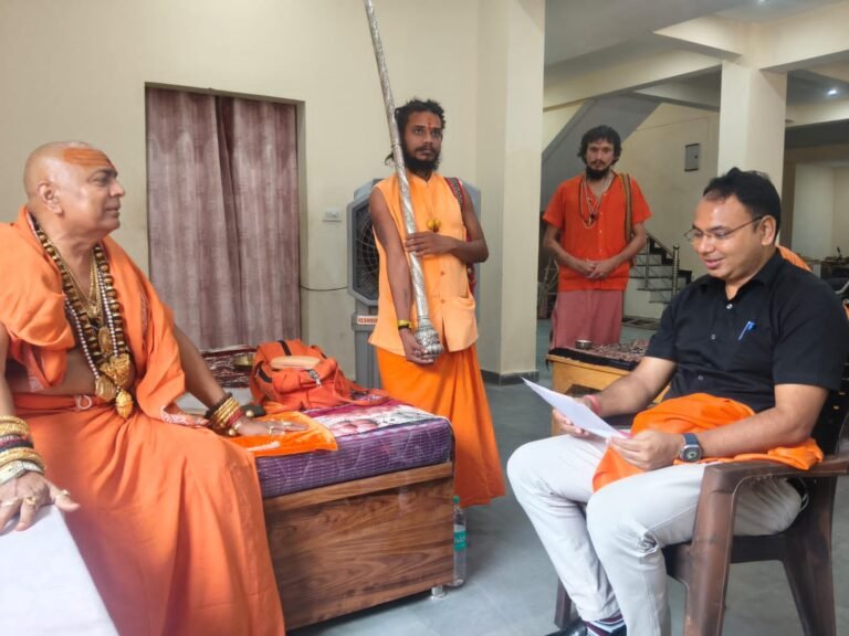 अपर मेलाधिकारी दयानंद सरस्वती ने की आह्वान पीठाधीश्वर स्वामी अरूण गिरी से भेंट