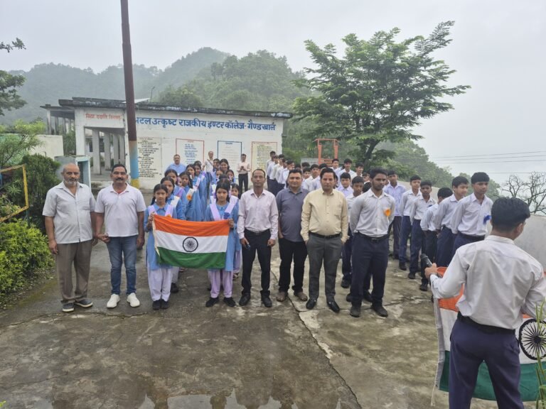 अटल उत्कर्ष इंटर कॉलेज गैंडखाल में स्वतंत्रता दिवस पर निकली प्रभात फेरी