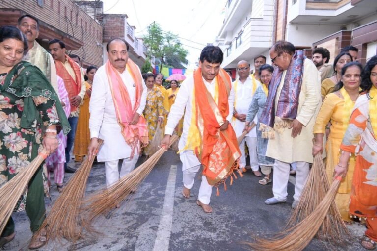 श्री गोलोक नाथ श्री राधा-माधव जीके जयकारों से गूंजा गांधी कॉलोनी, निकली भव्य प्रेमाभिसार रथ यात्रा