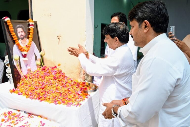 अंकित बालियान के परिजनों से मिले मंत्री कपिल देव अग्रवाल, जताई गहरी संवेदना