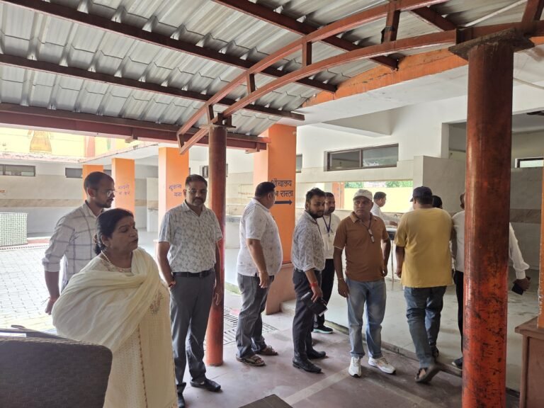 हरिद्वार मेयर किरण जैसल ने किया सार्वजनिक शौचालयों का निरीक्षण