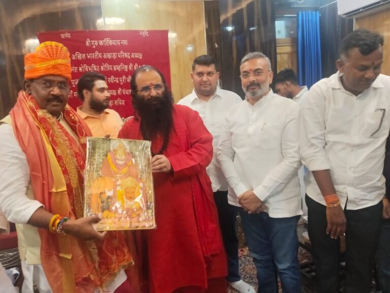 भाजपा के राष्ट्रीय उपाध्यक्ष लाल सिंह आर्य ने लिया अखाड़ा परिषद अध्यक्ष से आशीर्वाद