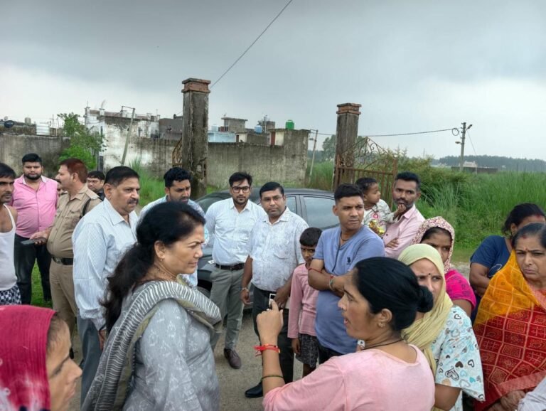 सुमननगर में जलभराव से निपटने को प्रशासन की टीमें तैनात सक्शन मशीन