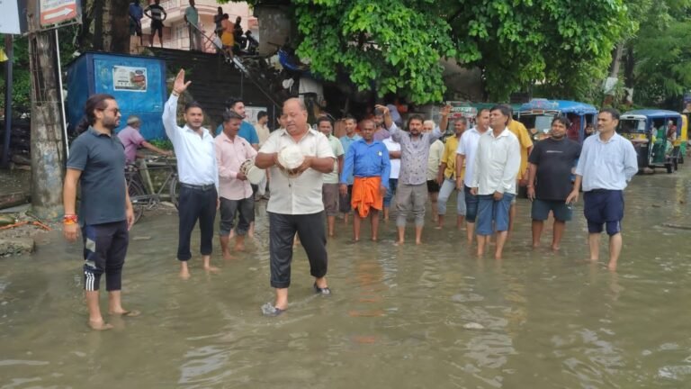 जलभराव और सीवर लाइन चोक होने की समस्या से जूझ रहे व्यापारियों ने किया डमरू बजाकर प्रदर्शन