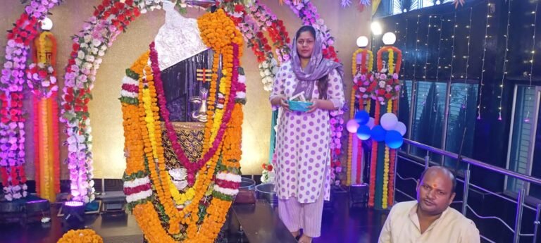 भजन संध्या में भजनों पर श्रद्धालुओं ने किया नृत्य के साथ प्रभु का गुणगान