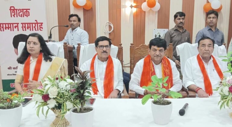 मंत्री कपिल देव ने किया 100 शिक्षक, 10 एआरपी व 03 एसआरजी (कुल 113) को प्रतीक चिन्ह, प्रशस्ति-पत्र व शाल भेंट कर सम्मानित