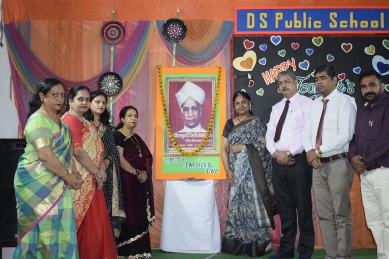 डीएस पब्लिक स्कूल में हुआ शिक्षकों का अभिनंदन