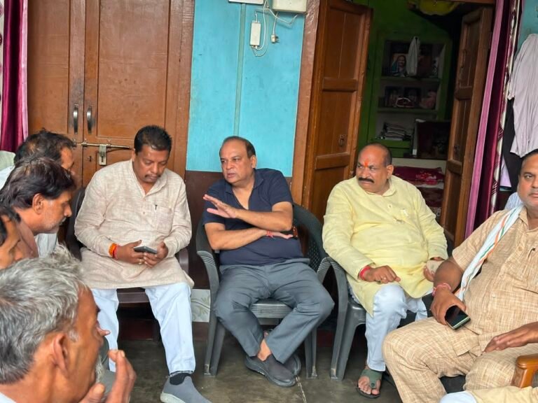 नाबालिग दुष्कर्म पीड़िता के घर पहुंचे गौरव स्वरूप, आरोपियों पर सख्त कार्रवाई की मांग