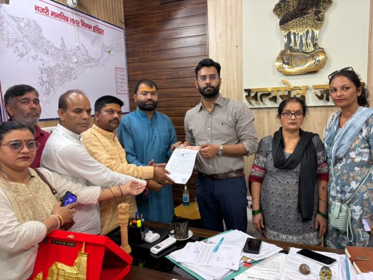जल निकासी, अतिक्रमण और अवैध निर्माण पर कार्रवाई की मांग को लेकर सौंपा नगर आयुक्त और एचआरडीए के अधिशासी अभियंता को ज्ञापन