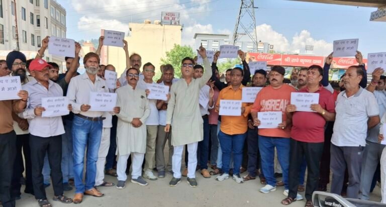 सड़कों की खराब हालत को लेकर व्यापारियों ने किया प्रदर्शन