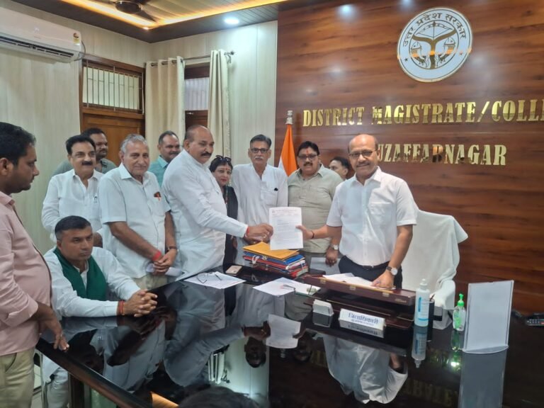 मुजफ्फरनगर में यूपीआई पेमेंट पर चार्ज के विरोध में व्यापारियों ने डीएम को सौंपा ज्ञापन