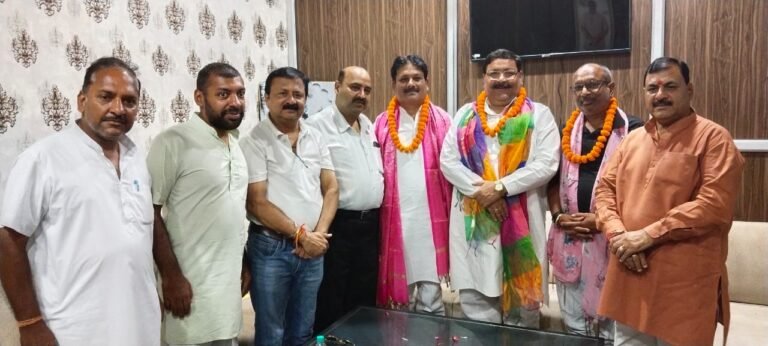 नेपाल त्रासदी पीड़ितों को सहायता पहुंचाकर लौटे विकल्प जैन का अभिनंदन