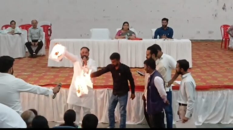 पुराने प्रस्तावों पर कार्रवाई नहीं होने पर कांग्रेस पार्षदों ने बोर्ड बैठक में किया प्रदर्शन