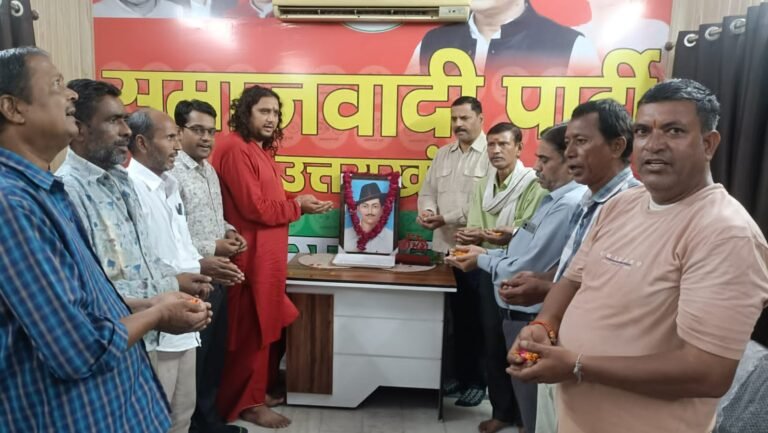 सपा कार्यकर्ताओं ने दी शहीद-ए-आजम भगत सिंह को श्रद्धांजलि
