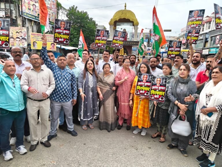 कांग्रेस कार्यकर्ताओं ने हरिद्वार में फूंका मुख्य चुनाव आयुक्त का पुतला