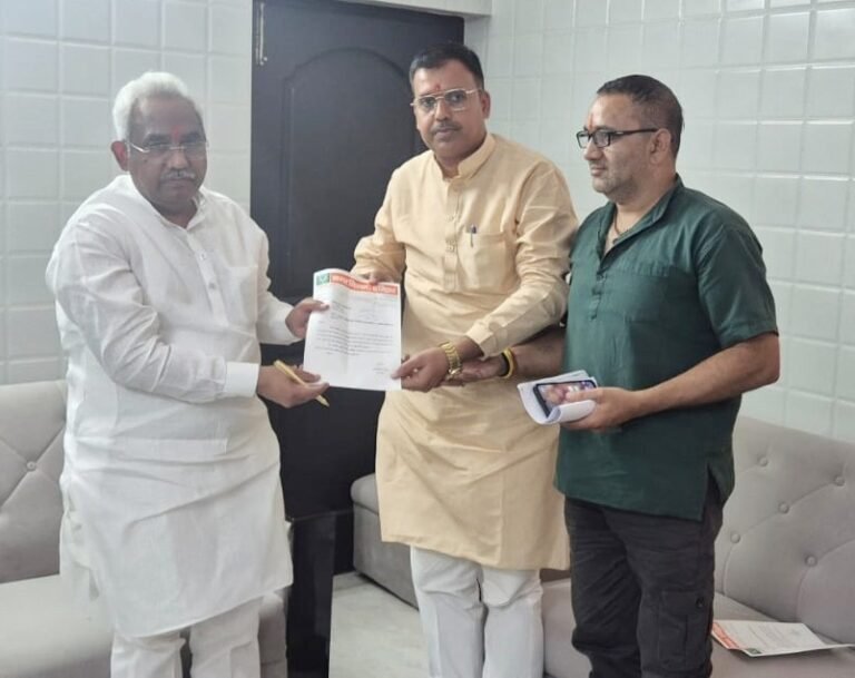 भाजपा नेता अनिरूद्ध भाटी ने दिया कैबिनेट मंत्री मदन कौशिक को ज्ञापन