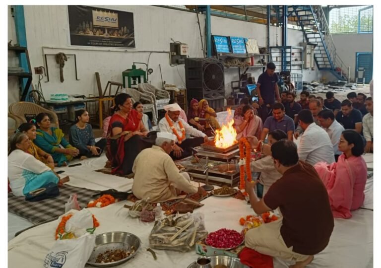 प्रसिद्धि-समृद्धि-ख्याती मे 44 वर्षों की सेवा-रेशू  मोदी, योगी व मीडिया हाउस के लिये भी करते है काम