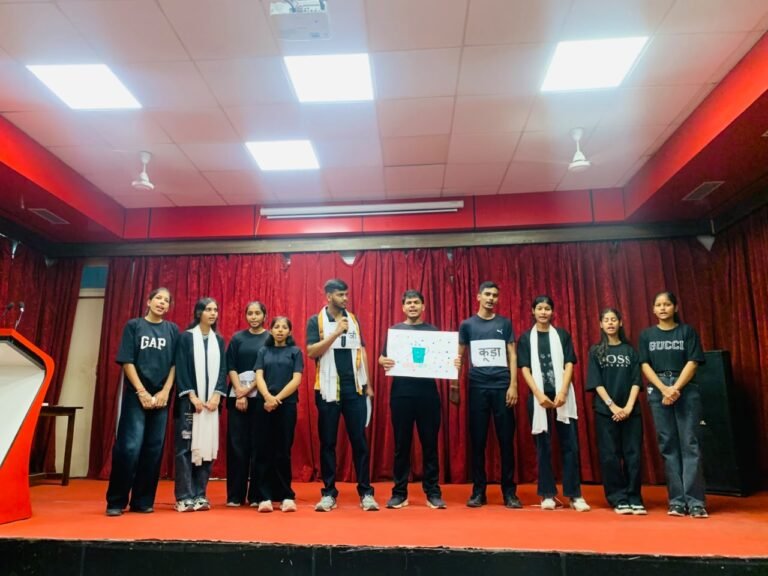 गांधी घूमे कालेज में, दुहराया खुद भी रहो साफ और समाज को भी रखो साफ