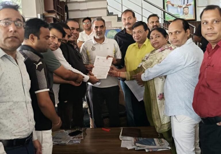 पूर्व केंद्रीय मंत्री डॉ. संजीव बालियान से मिले एनएचएम संविदा स्वास्थ्य कर्मी, सौंपा ज्ञापन