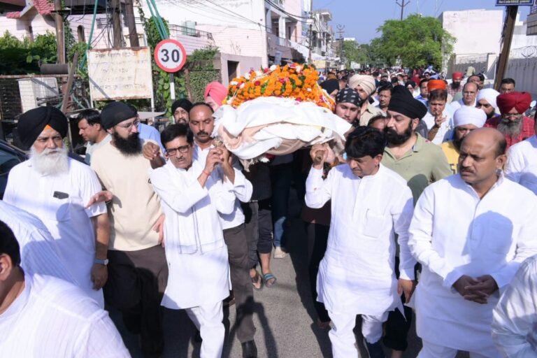 मंत्री कपिल देव ने वरिष्ठ भाजपा नेता सुखदर्शन सिंह बेदी को दी भावभीनी श्रद्धांजलि, अंतिम संस्कार में शामिल होकर दिया कंधा