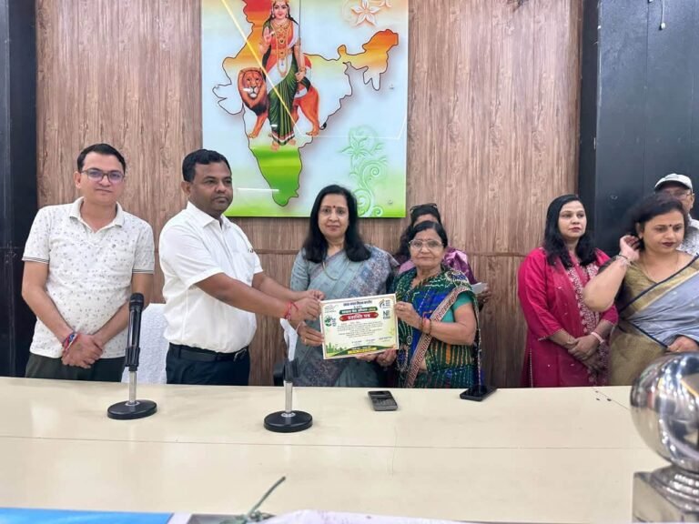 नगर पालिका में गांधी-शास्त्री जयंती पर ध्वजारोहण, सफाई मित्रों का सम्मान