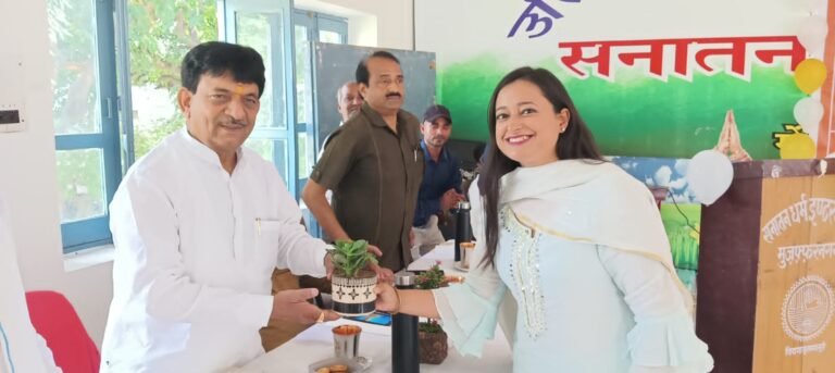 मंत्री कपिल देव ने छात्र-छात्राओं को किए छात्रवृत्ति स्वीकृति प्रमाण-पत्र वितरित
