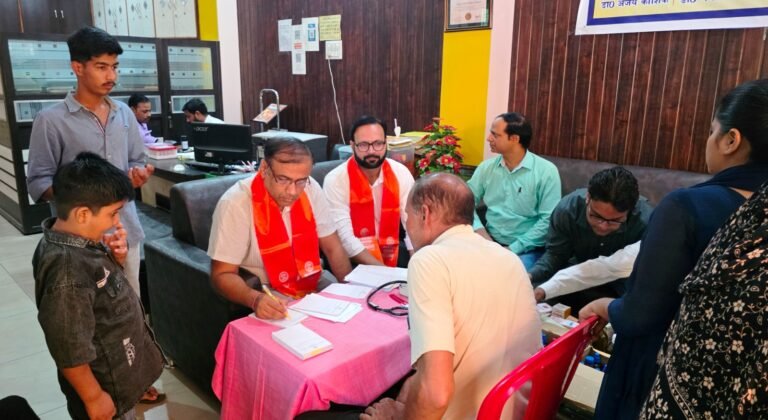 निःशुल्क होम्योपैथिक चिकित्सा शिविर में उमड़ा जनसैलाब