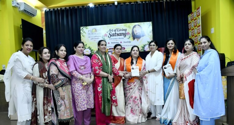 ज्ञान, ध्यान एवं भजन संध्या में आध्यात्मिक ऊर्जा से सराबोर हुआ होली चाइल्ड पब्लिक इंटर कॉलेज