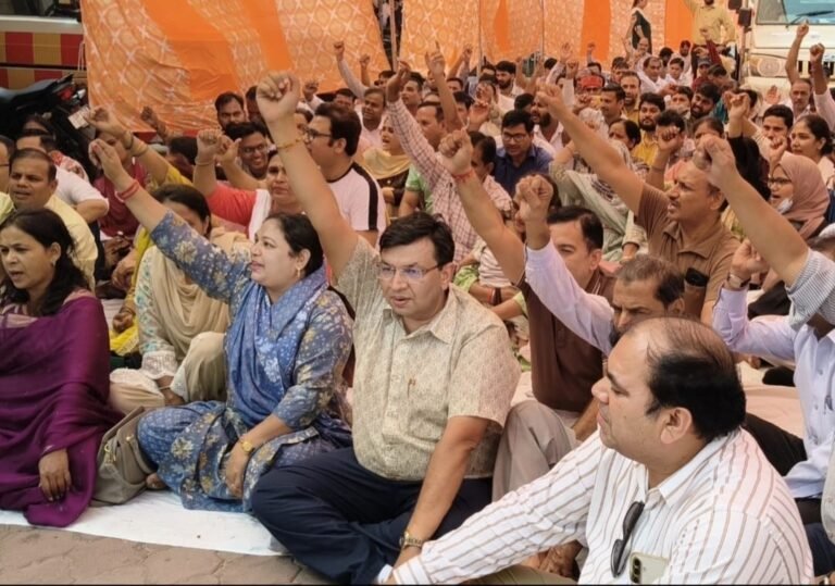 राष्ट्रीय स्वास्थ्य मिशन संविदा कर्मचारी संगठन का धरना शुरू, स्वास्थ्य सेवाएं चरमराई