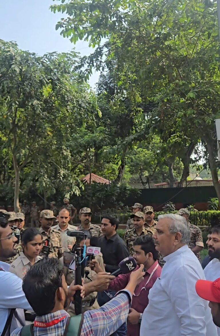 वोट चोरी के खिलाफ प्रदर्शन में शामिल होने जा रहे सांसद हरेंद्र मलिक और विधायक पंकज मलिक को पुलिस ने रोका