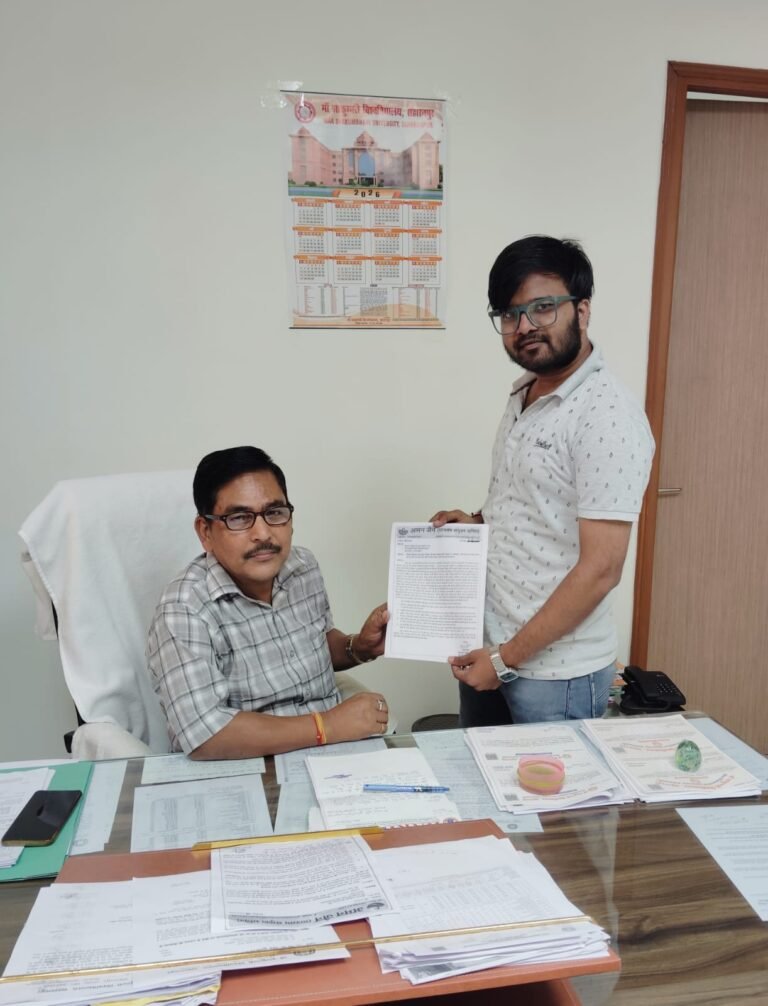 परीक्षा फॉर्म एवं मूल अंकतालिकाओं से संबंधित समस्याओं को लेकर छात्रसंघ नेता अमन जैन ने सौंपा ज्ञापन