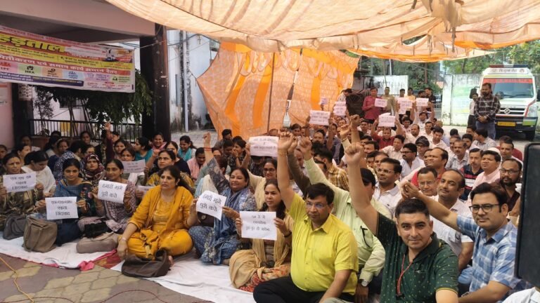 सीएमओ की कार्यवाही की चेतावनी से भड़का एनएचएम संविदा कर्मियों का आक्रोश, छठे दिन भी धरना जारी