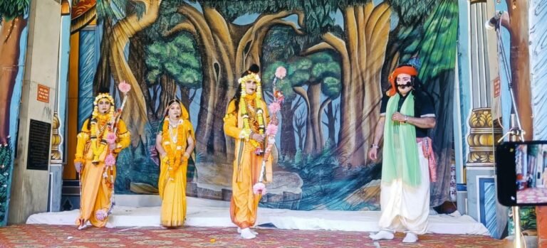 बड़ी रामलीला के रंगमंच पर किया नौका लीला, दशरथ मरण और भरत मिलाप लीला का मंचन
