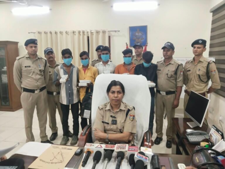टीटी को मामा बताकर जनरल टिकट को थर्ड एसी में बदलवाने का झांसा देकर मजदूरों से ठगी करने वाले पांच शातिरों को जीआरपी ने किया गिरफ्तार