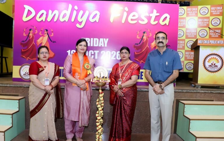 शारदीय नवरात्रों के उपलक्ष्य में होली चाइल्ड पब्लिक इंटर कॉलेज में डांडिया फिएस्टा का भव्य आयोजन