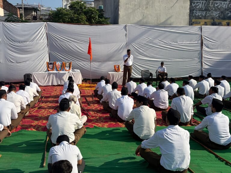 विजयदशमी के उपलक्ष में राष्ट्रीय स्वयंसेवक संघ के तत्वावधान में पथ संचालन का आयोजन