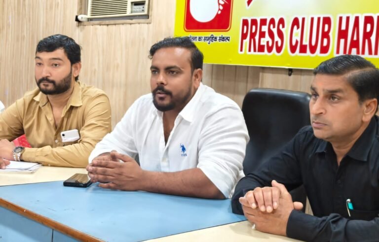 जमीन खरीदवाने के नाम धोखाधड़ी का आरोप लगाते हुए पुलिस से कार्रवाई की मांग की