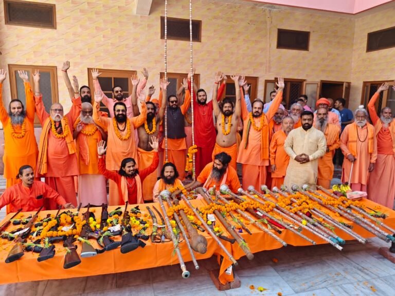 हरिद्वार में विजयदशमी पर श्री पंचायती अखाड़ा महानिर्वाणी में संतों ने किया शस्त्र पूजन