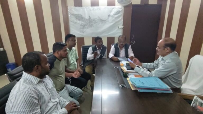 निजी कंपनी को निःशुल्क भूमि दिए जाने के विरोध में कांग्रेस पार्षदों ने दिया सहायक नगर आयुक्त को ज्ञापन