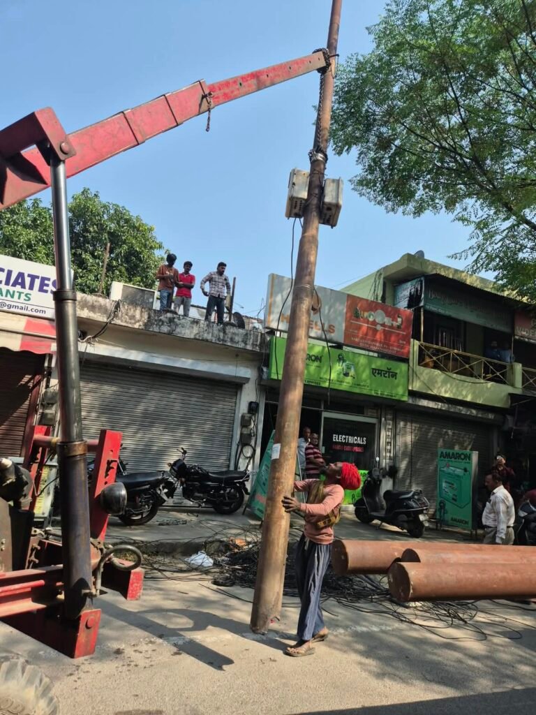 हरिद्वार को सुंदर, सुव्यवस्थित एवं अतिक्रमण मुक्त बनाने के लिए अनुपयोगी विद्युत पोलों को हटाने की कार्रवाई निरंतर जारी