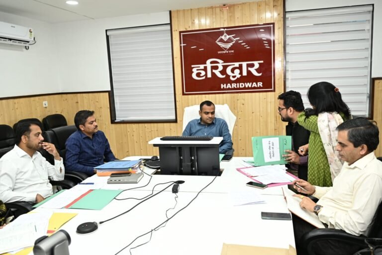 परीक्षाओं, पारदर्शी एवं शांतिपूर्ण ढंग से संपन्न कराने के लिए जिलाधिकारी की अध्यक्षता में परीक्षा केंद्र निर्धारित बैठक आयोजित