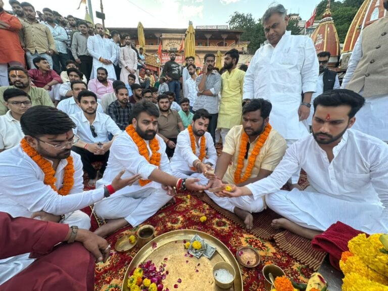 तीर्थ पुरोहित महासभा के प्रचार मंत्री वंशज दलाल और कार्यकारिणी सदस्य अनिरुद्ध शर्मा ने किया गंगा पूजन