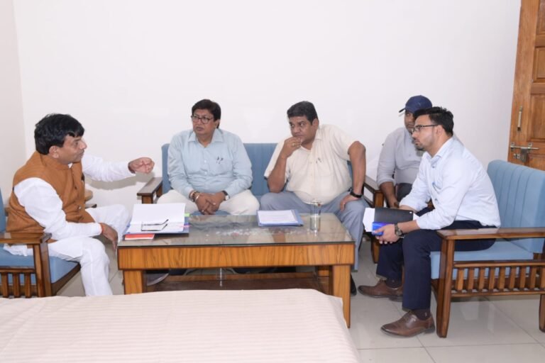 रामपुर तिराहा पुल के चौड़ीकरण का मार्ग प्रशस्त मंत्री कपिल देव ने प्रमुख सचिव से वार्ता कर शीघ्र स्वीकृति के दिए निर्देश