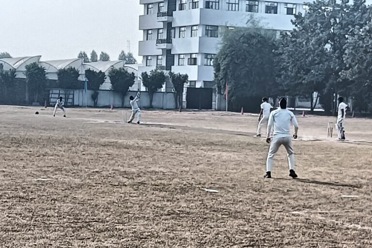 मॉ शाकुम्भरी अन्तरमहाविद्यालयी क्रिकेट टूर्नामेंट में श्रीराम कालेज की टीम पहुॅची फाइनल में