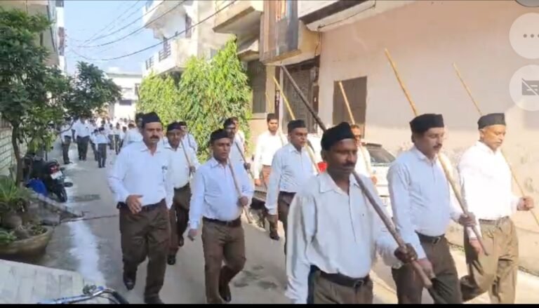 रामपुरी में विजयदशमी पर्व पर राष्ट्रीय स्वयंसेवकों द्वारा लक्ष्मण बस्ती में निकाला पथ संचलन