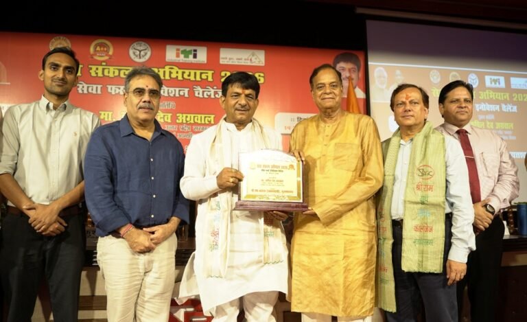 मंत्री कपिल देव ने टॉपर्स विजेताओं को प्रशस्ति पत्र वितरित कर किया सम्मानित